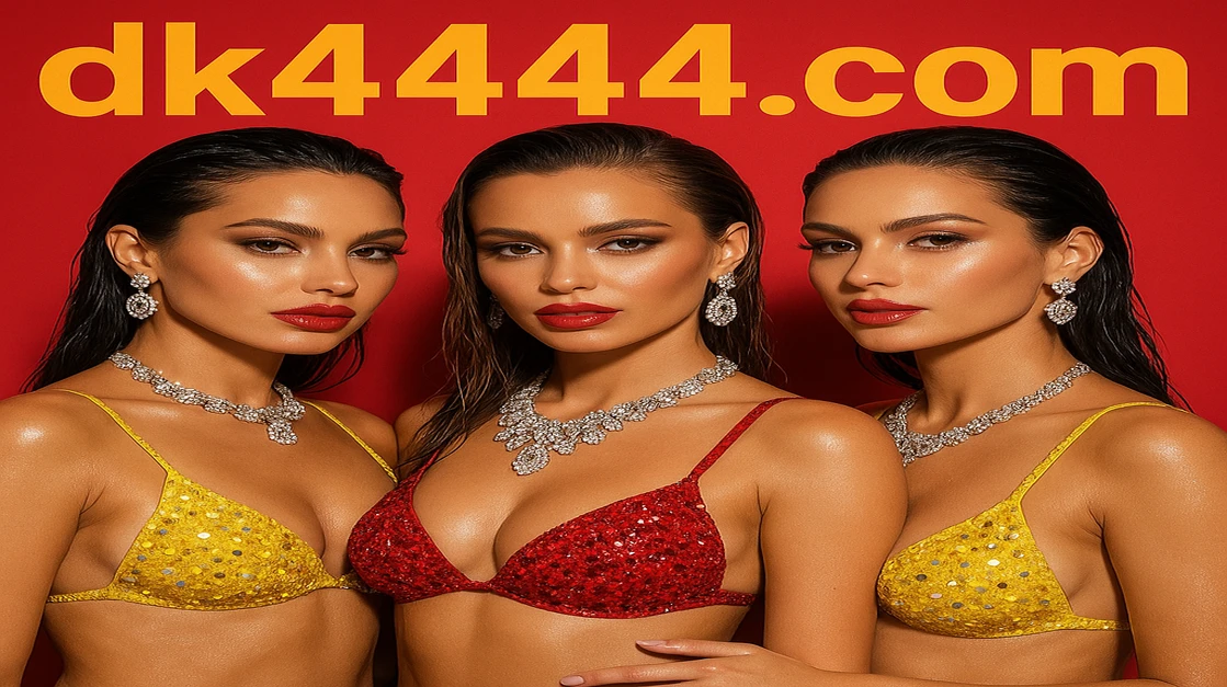 DK4444 গেমিং প্ল্যাটফর্মে আপনার অবিশ্বাস্য বোনাসটি পান! তিনজন সুন্দর নারী উজ্জ্বল উৎসব-আবেশে পোশাক পরে সামনে হাসছে, বড় জ্বলজ্বল করা বোনাস সাইনটির সামনে।